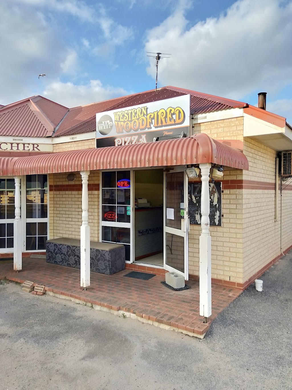Shark Bay Pizza | 6/89 Knight Terrace, Denham WA 6537, Australia | Phone: 0488 159 453