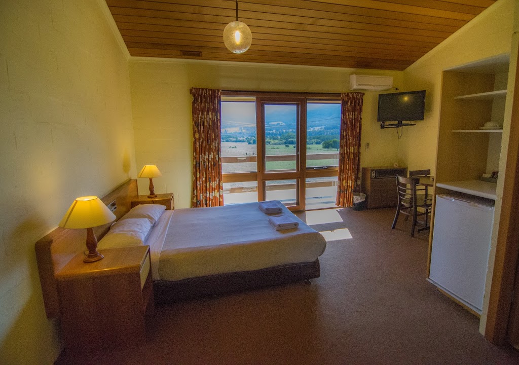 Mountain Creek Motel / Bar&Restaurant | lodging | 6 Ryders Ln, Tawonga VIC 3697, Australia | 0357544247 OR +61 3 5754 4247