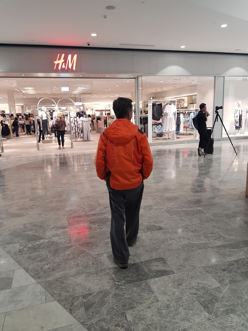 H&M | clothing store | 235 Springvale Rd, Glen Waverley VIC 3150, Australia | 1800828002 OR +61 1800 828 002