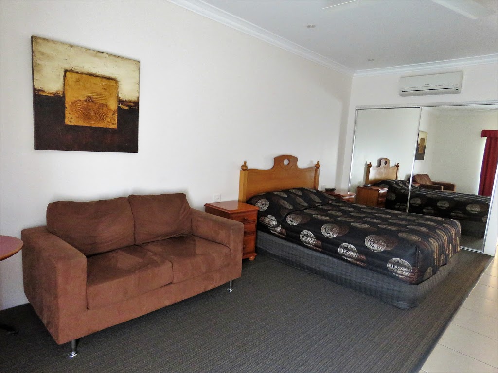 Emerald Gardens Motel & Apartments | 2 Harris St, Emerald QLD 4720, Australia | Phone: (07) 4987 6222