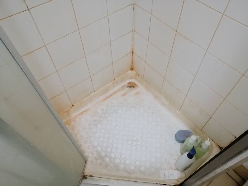 Bob cleaning | 6 Earls Ct, Calamvale QLD 4116, Australia | Phone: 0425 468 833