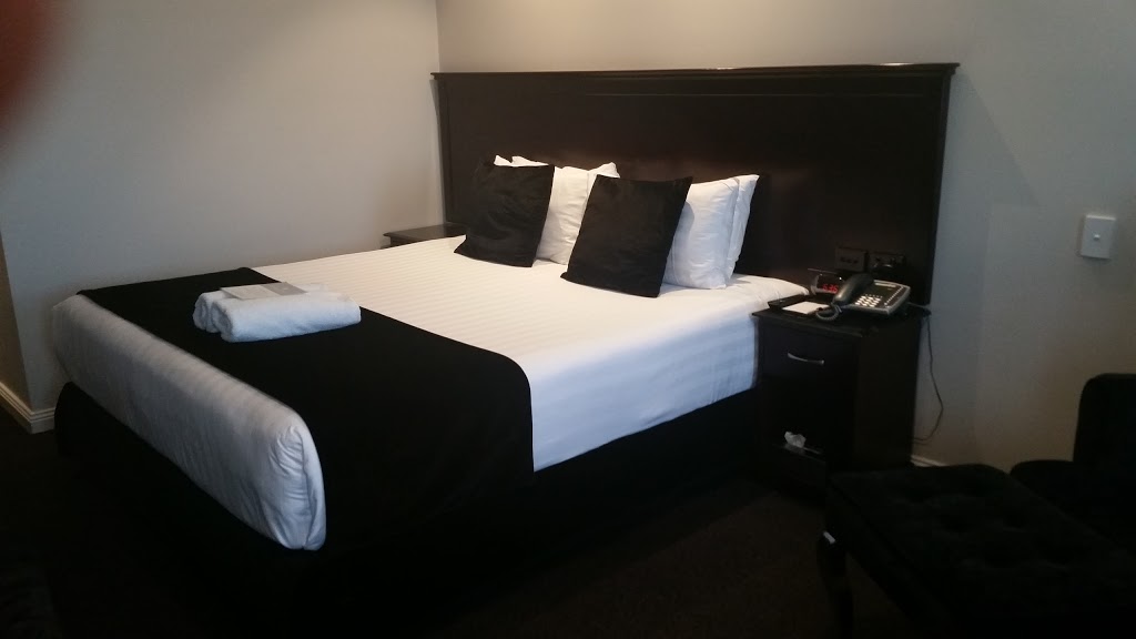 International Hotel | 2 Lake Albert Rd, Wagga Wagga NSW 2650, Australia | Phone: (02) 6971 7007