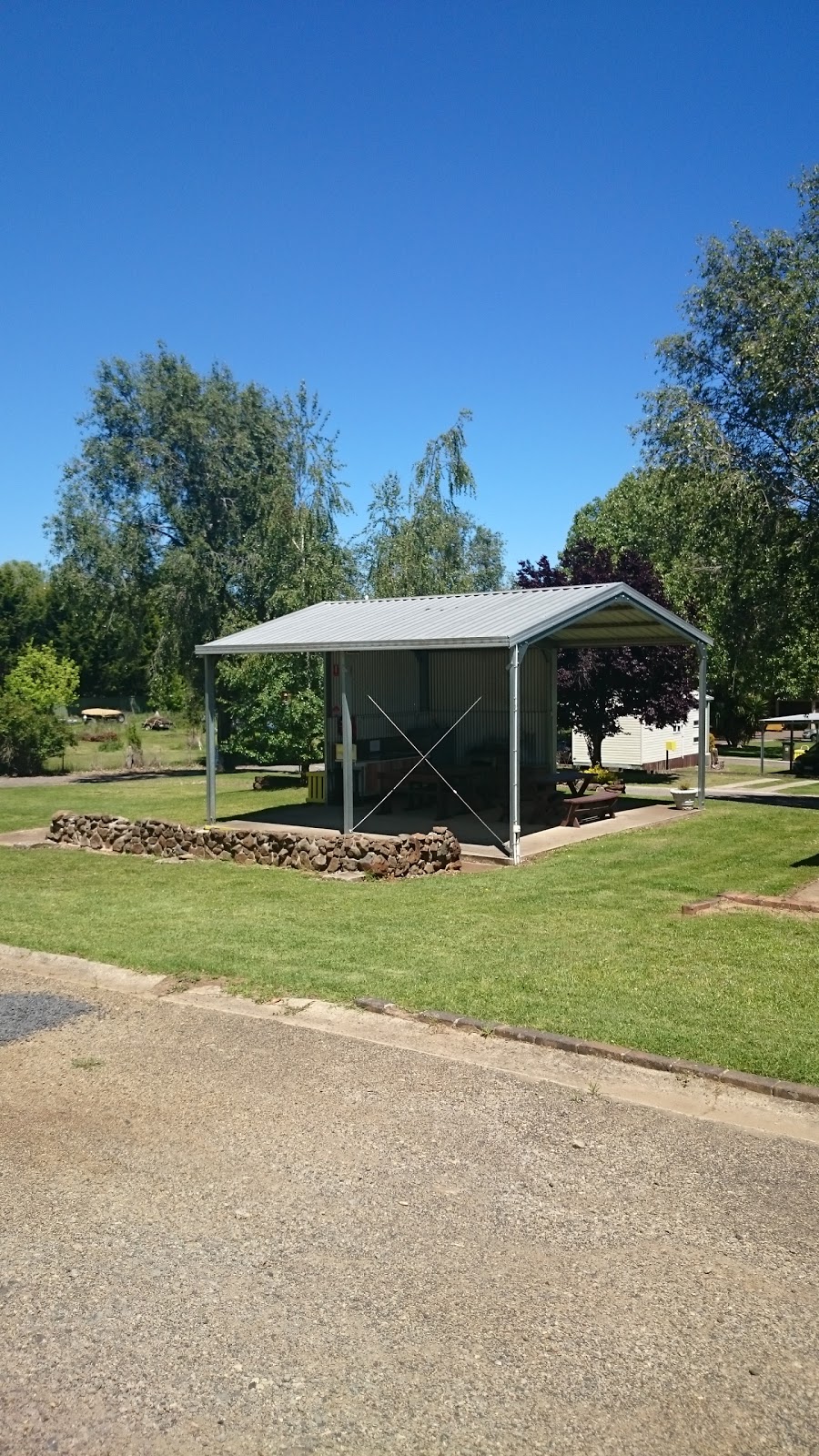 Poplar Caravan Park & Harrys Snack Shack | rv park | 15 Church St, Glen Innes NSW 2370, Australia | 0267321514 OR +61 2 6732 1514