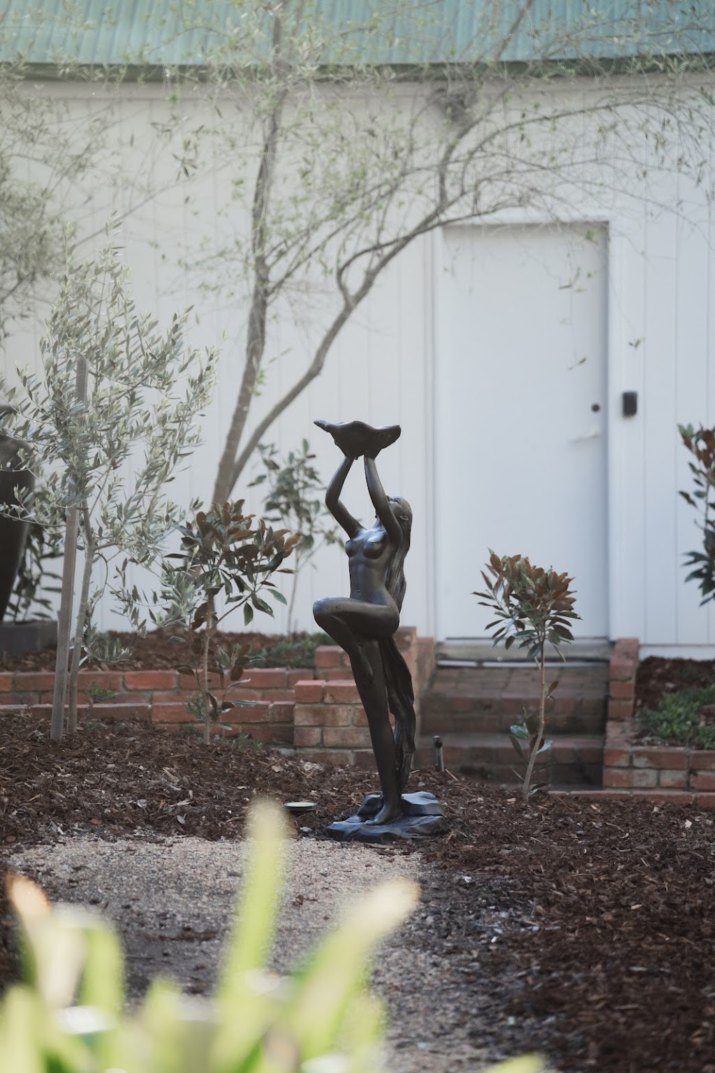 The White House Metung - Luxury Accommodation | 27 Christmas St, Metung VIC 3904, Australia | Phone: 0410 633 072