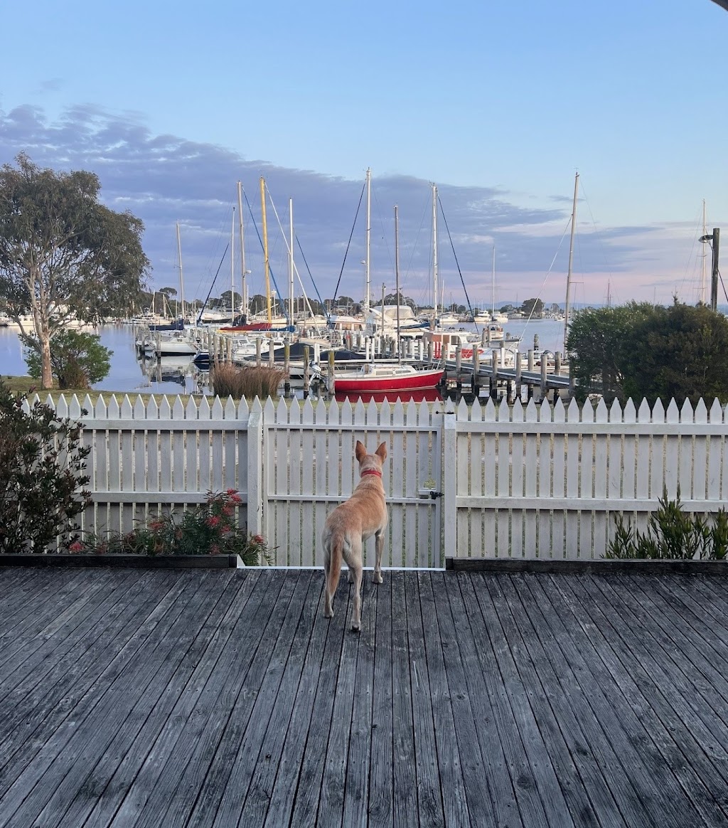 Ferrymans Rest | 72 Eighth Ave, Raymond Island VIC 3880, Australia | Phone: 0439 002 117