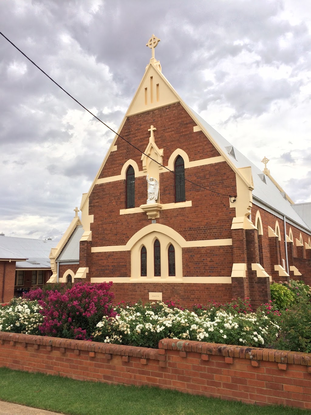 Saint Michaels Catholic Church | church | 53 Methul St S, Coolamon NSW 2701, Australia | 0269273057 OR +61 2 6927 3057