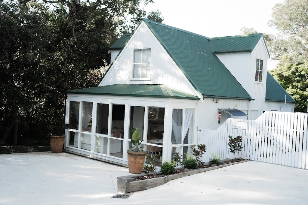 The White House Metung - Luxury Accommodation | 27 Christmas St, Metung VIC 3904, Australia | Phone: 0410 633 072