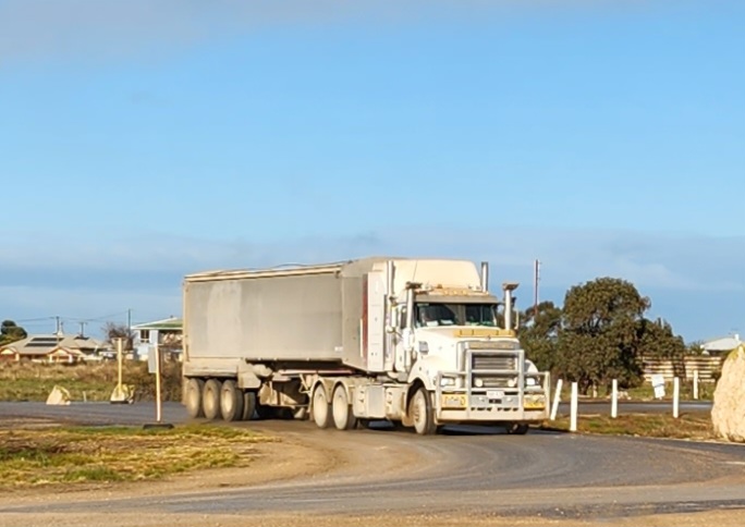 Hoadley Haulage & Hire | 37 Jury Rd, Mypolonga SA 5254, Australia | Phone: 0428 638 178