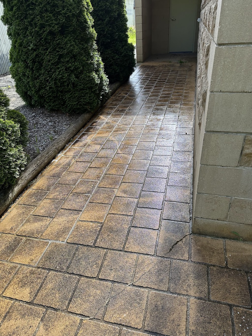 Lyrebird Outdoor Cleaning | 1615 Old Sale Rd, Buln Buln East VIC 3821, Australia | Phone: 0422 109 629