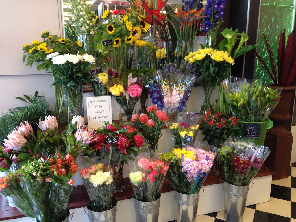Melton Florist | florist | 242 High St, Melton VIC 3337, Australia | 0397438188 OR +61 3 9743 8188