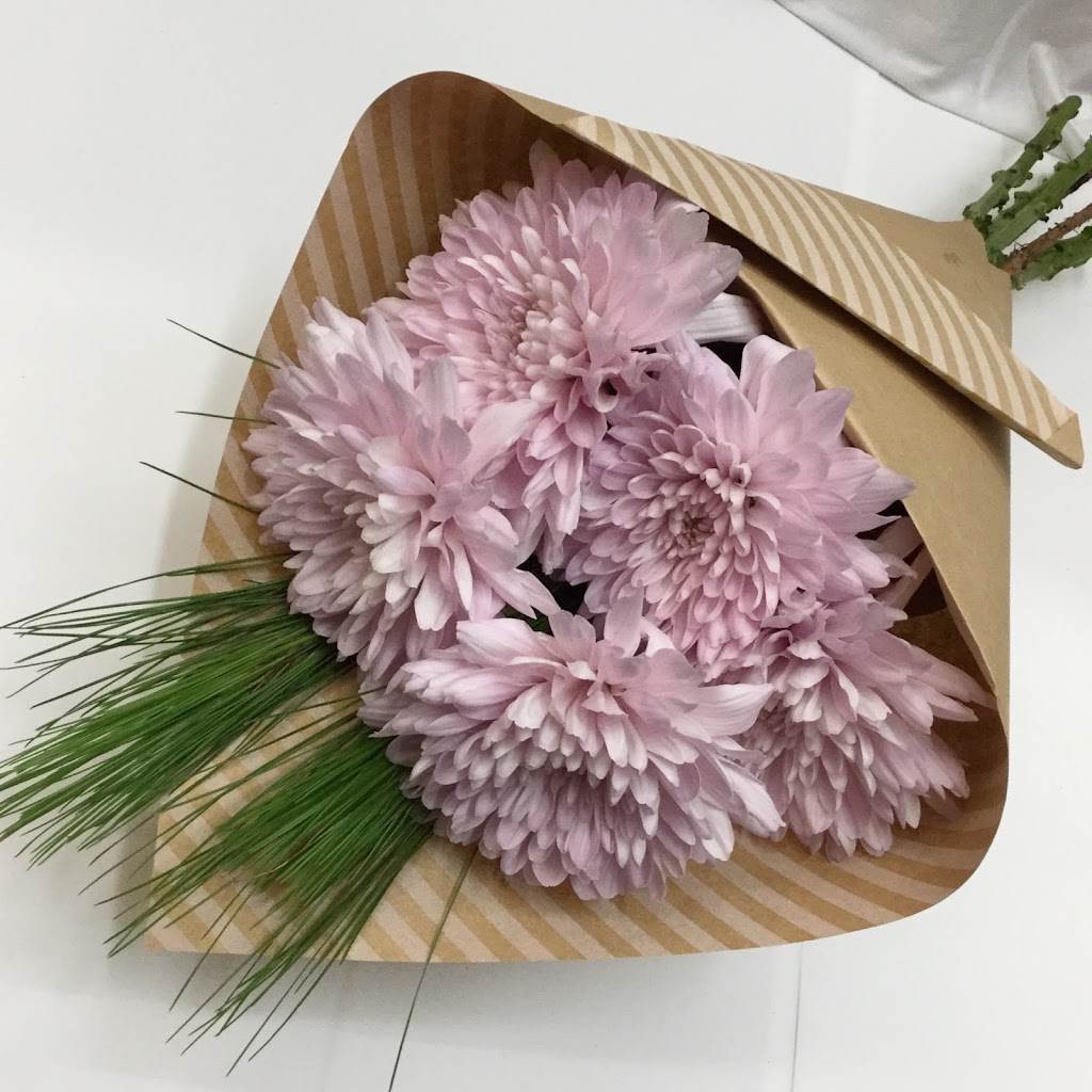 Beerwah Flowers and Gifts | florist | shop 3/2 Turner St, Beerwah QLD 4519, Australia | 0754946755 OR +61 7 5494 6755