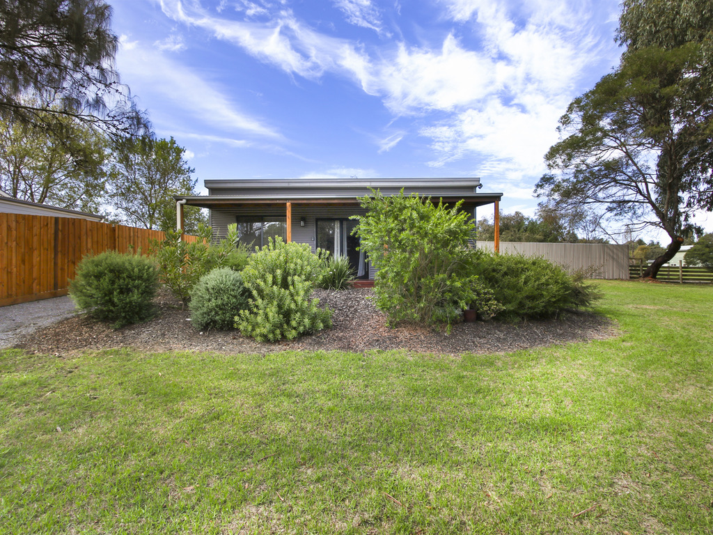 Metung Bluelake Escapes / Bluelake Cottage | 20 Falcon Grove, Metung VIC 3904, Australia | Phone: 0401 499 108