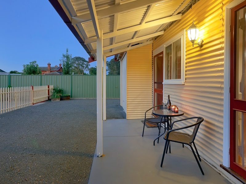 The Linesmans Cottage | lodging | 54-56 Main St, Chiltern VIC 3683, Australia | 0357261300 OR +61 3 5726 1300