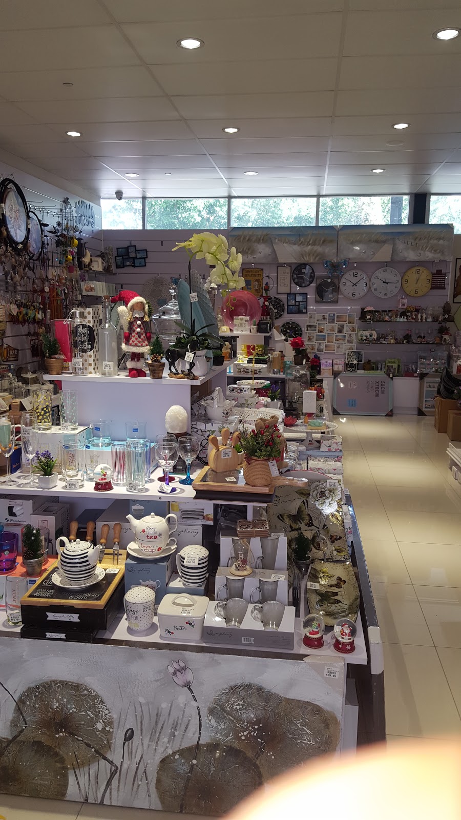 Mount Annan Central Shopping Centre | Corner Waterworth and Holdsworth Drives, Raintree Way, Mount Annan NSW 2567, Australia | Phone: (02) 9820 7889