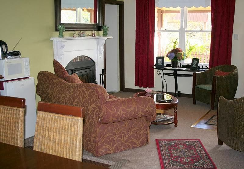 Plum Tuckered Inn | lodging | 704 James Ln, Trentham East VIC 3458, Australia | 0414308513 OR +61 414 308 513