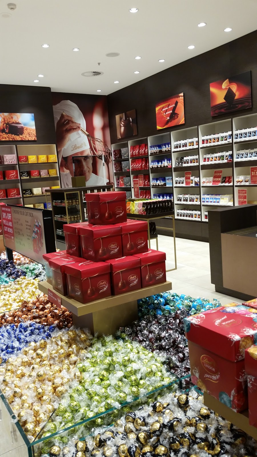 Lindt | Shop 586/337 Canberra Ave, Fyshwick ACT 2609, Australia | Phone: (02) 6280 9745