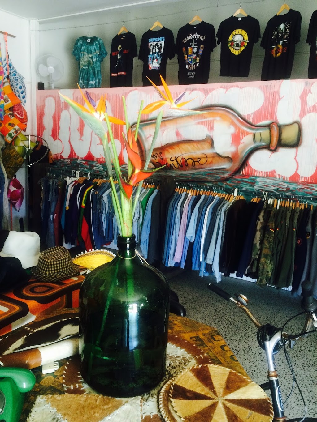 Mr Vintage | clothing store | 3/6 Centennial Cct, Byron Bay NSW 2481, Australia | 0266808640 OR +61 2 6680 8640