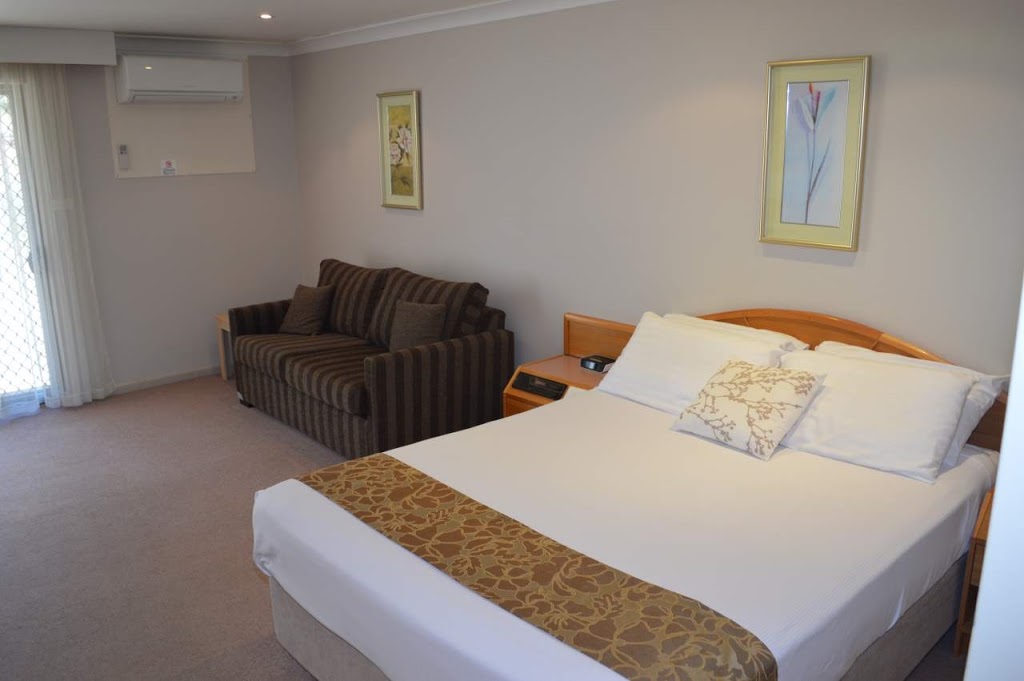 Hilltops Retreat Motor Inn | 4662 Olympic Hwy, Young NSW 2594, Australia | Phone: (02) 6382 3300