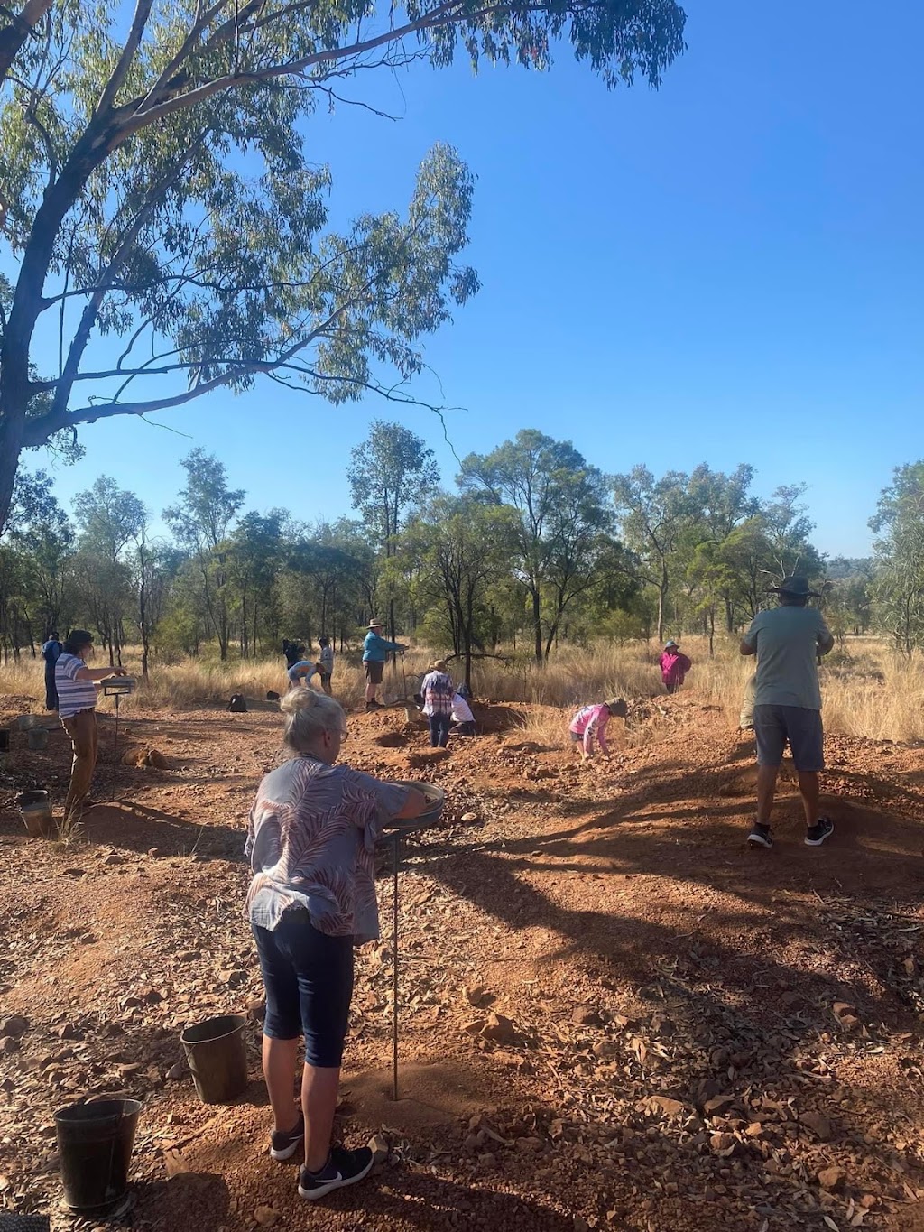 Lady Luck Fossicking Tours | 45 Sunrise Road, Sapphire Central QLD 4702, Australia | Phone: 0456 433 719