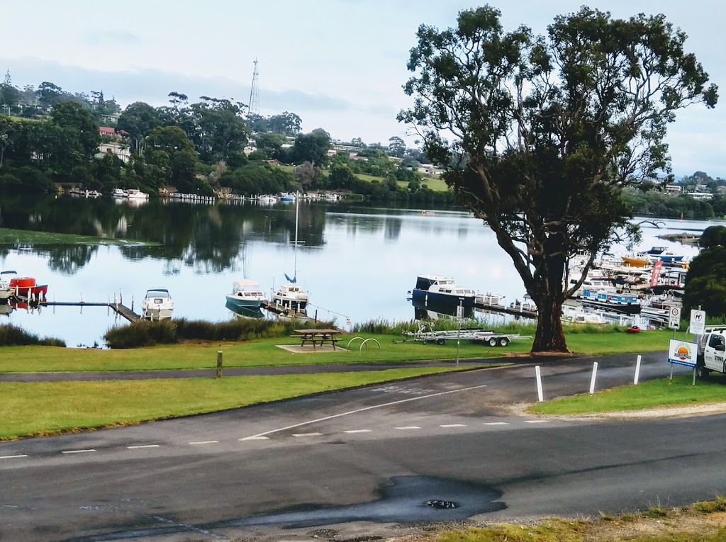 Bruces Waterside Units | parking | 4 Buckland Dr, Mallacoota VIC 3892, Australia | 0427580515 OR +61 427 580 515