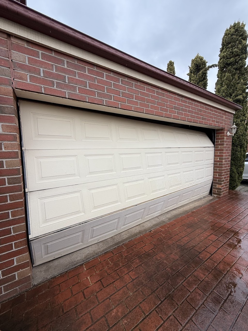 AM Garage Doors | 12 Bondon Cres, Manor Lakes VIC 3024, Australia | Phone: 0493 100 705