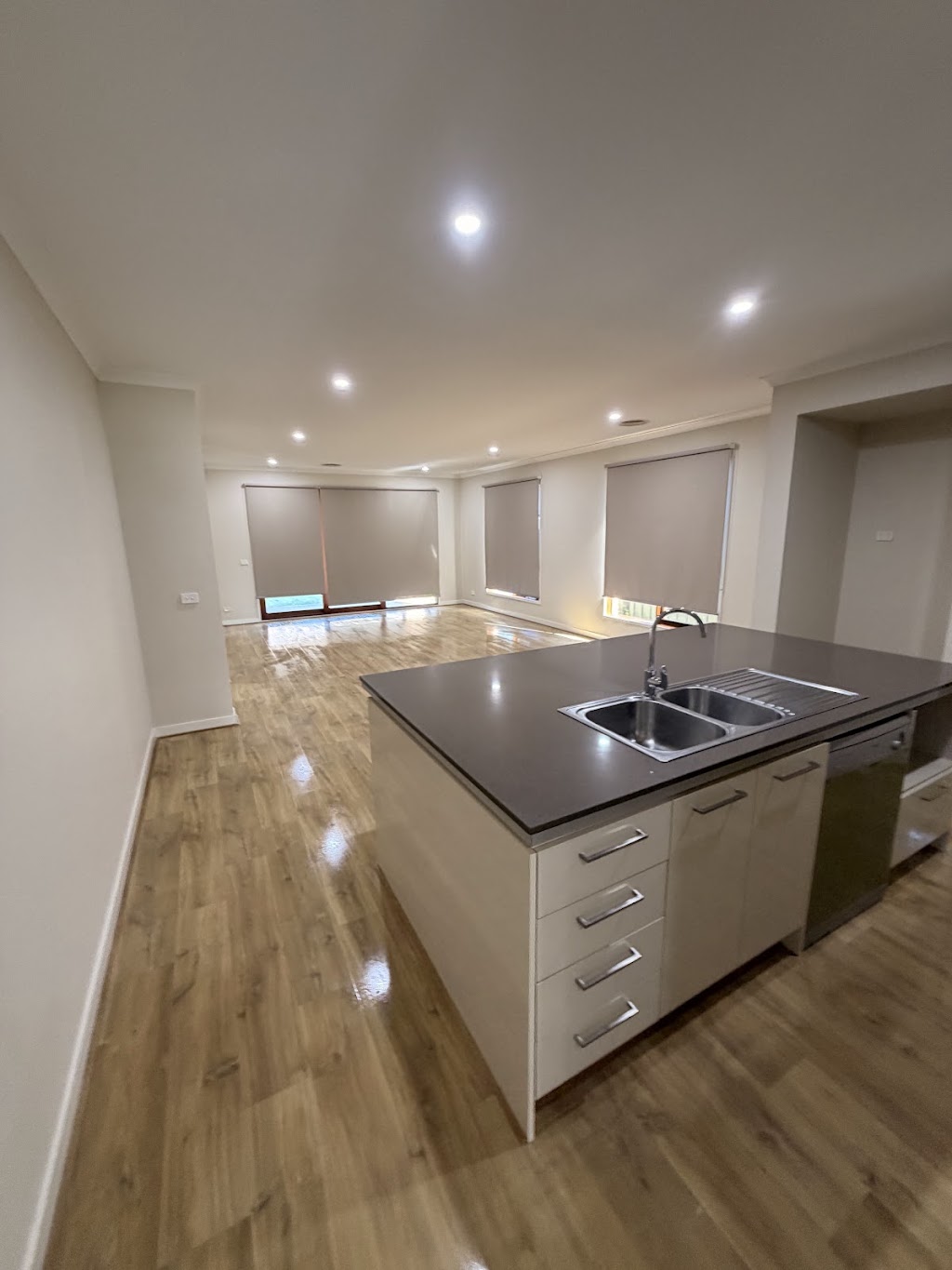 Right Cleaning Service | 56 Tyndall St, Cranbourne East VIC 3977, Australia | Phone: 0478 862 494