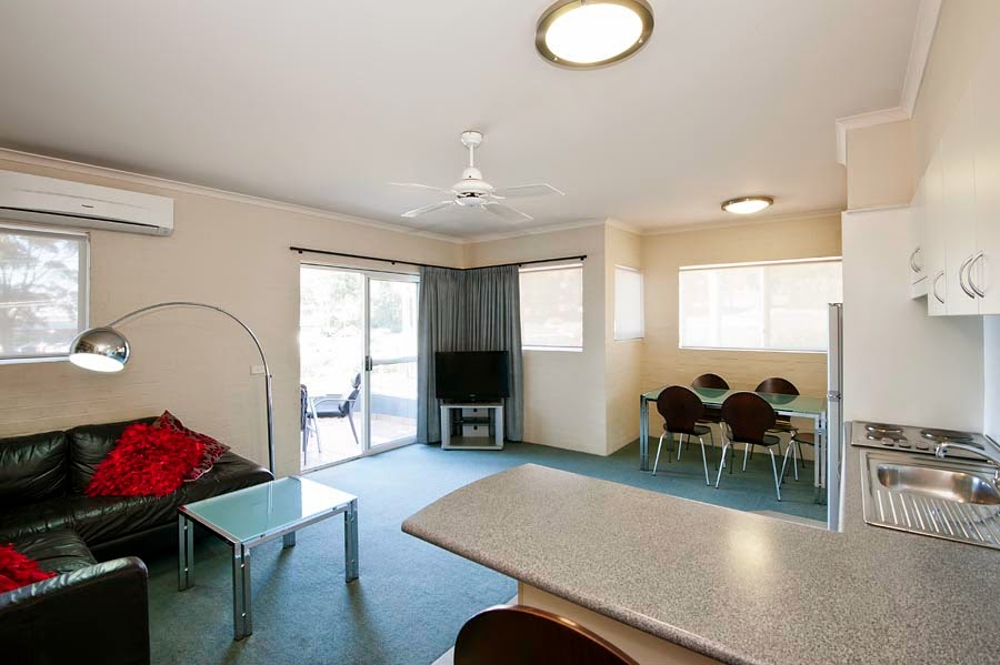 Mollymook Cove Holiday Apartments | lodging | 17 Golf Ave, Mollymook NSW 2539, Australia | 0244541892 OR +61 2 4454 1892