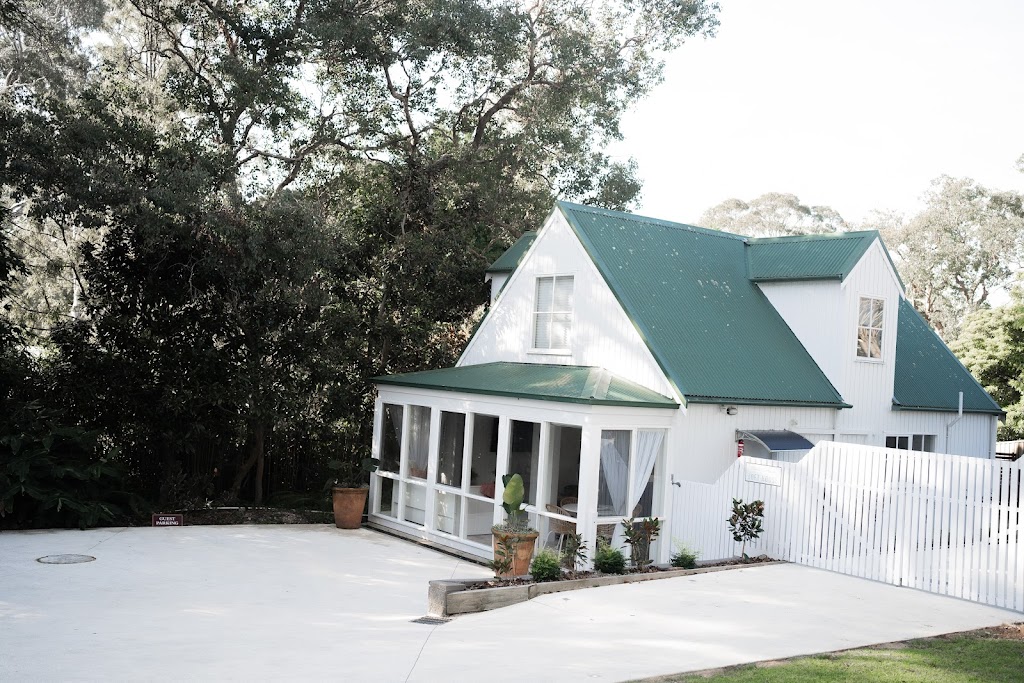 The White House Metung - Luxury Accommodation | 27 Christmas St, Metung VIC 3904, Australia | Phone: 0410 633 072