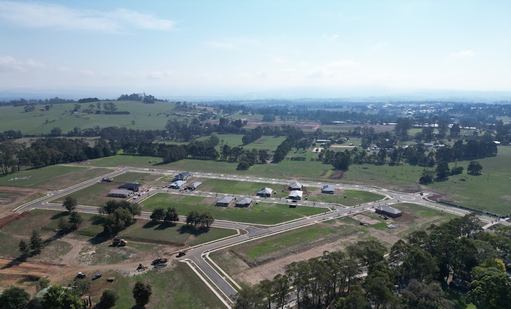 Drouin Fields Estate | 70 Gardner and Holman Rd, Drouin VIC 3818, Australia | Phone: 0466 990 241