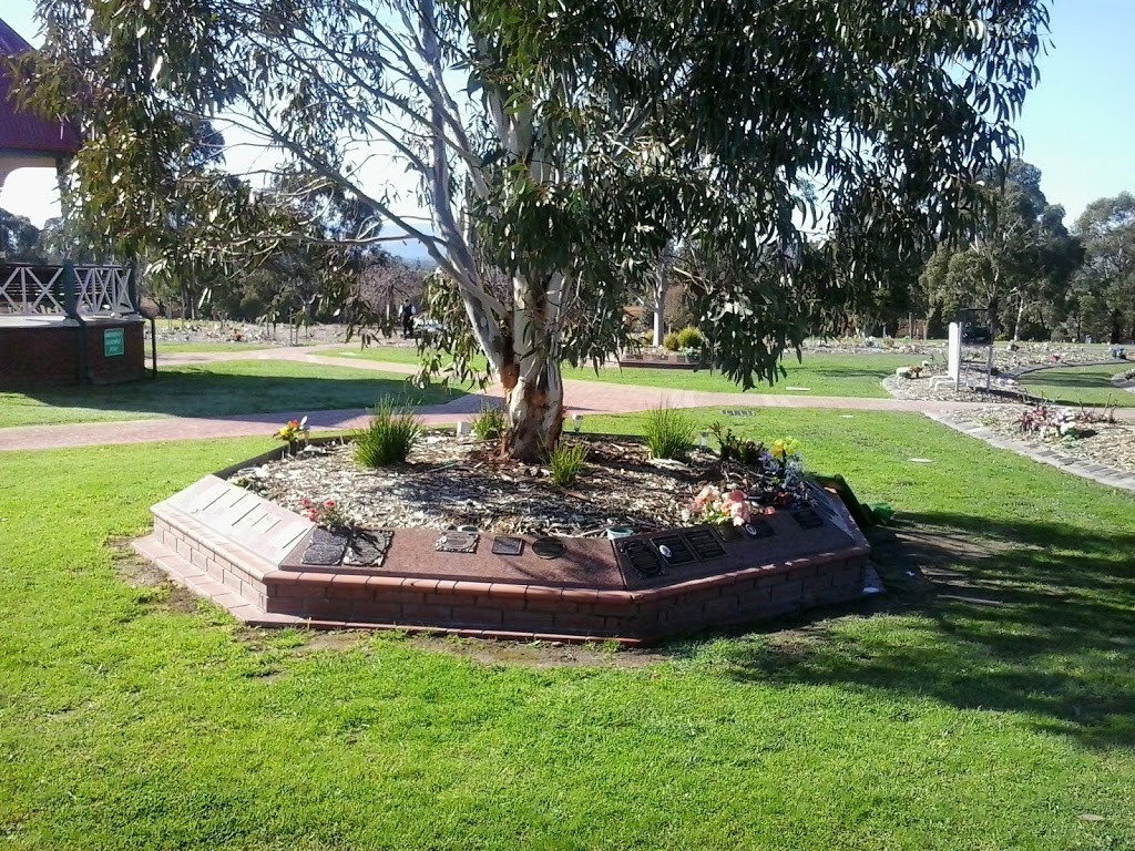 Lilydale Memorial Park | park | 126-128 Victoria Rd, Lilydale VIC 3140, Australia | 1300022298 OR +61 1300 022 298