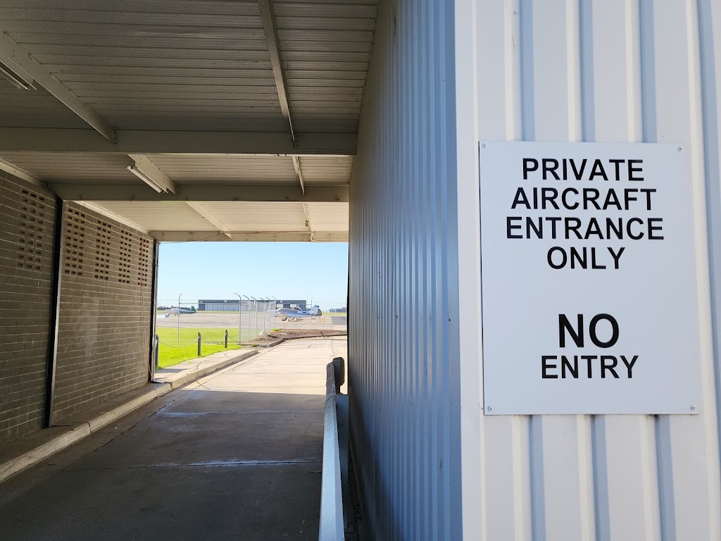 Access gate to Private Aircraft | 1 Hargrave Ave, Essendon Fields VIC 3041, Australia | Phone: 0418 335 549