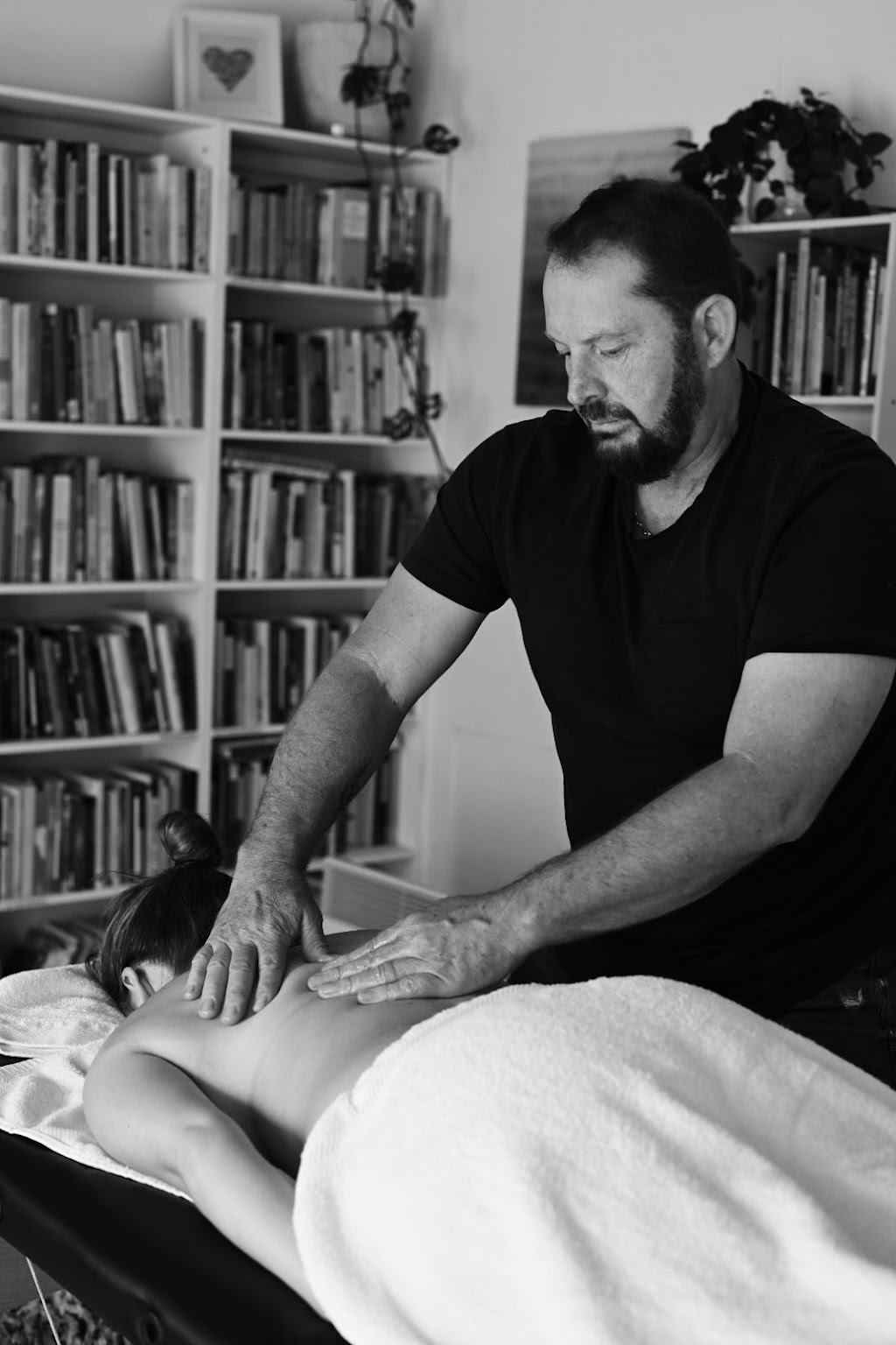 Mark Hearn Mobile Massage | 12 Hollara Dr, Moama NSW 2731, Australia | Phone: 0447 556 648