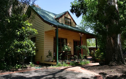 Yarrowee Cottages | 711 Morres St, Brown Hill VIC 3350, Australia | Phone: (03) 5331 5558