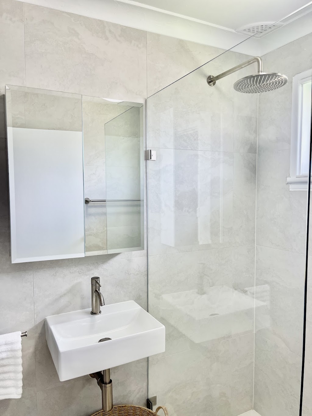 Sunshine Retreat: Modern 3BR Haven | 12A Oxford St, St Marys NSW 2760, Australia | Phone: 0406 545 472