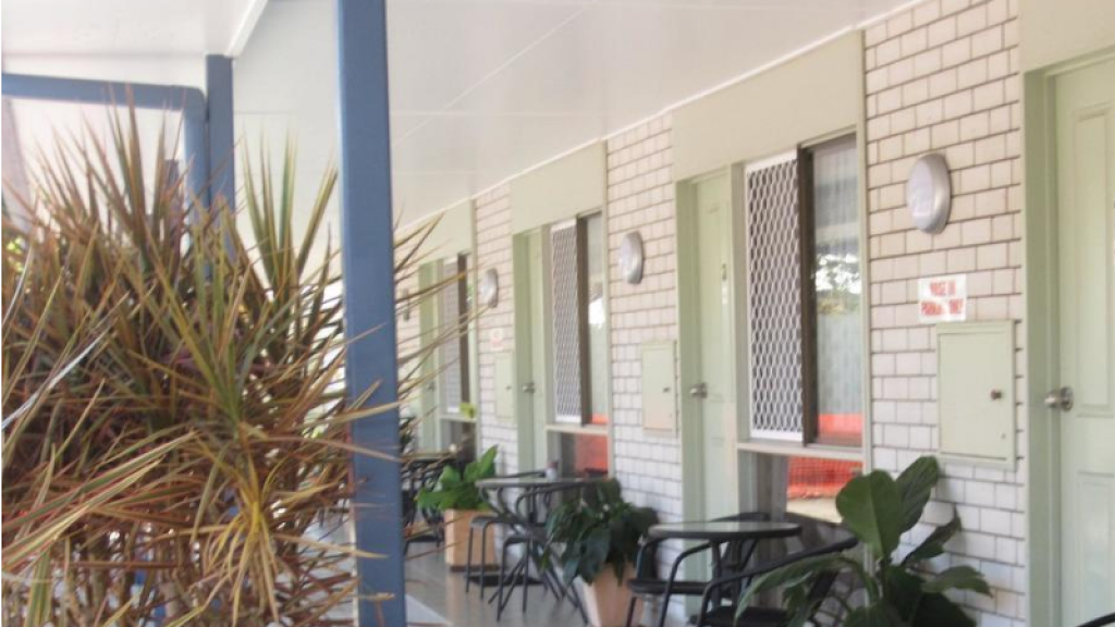 Sundowner Twin Towns Motel | 21 Minjungbal Dr, Tweed Heads South NSW 2486, Australia | Phone: (07) 5524 3108