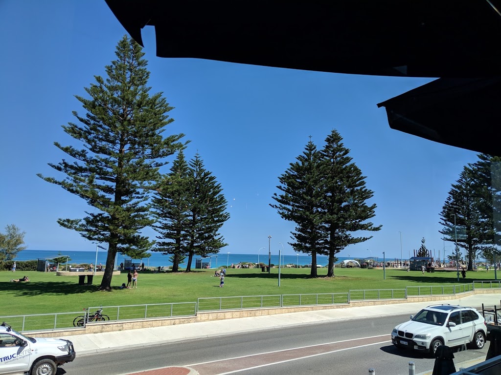 Oceanside Bar Mullaloo Beach Hotel | 10 Oceanside Promenade, Mullaloo WA 6027, Australia | Phone: (08) 9401 8411