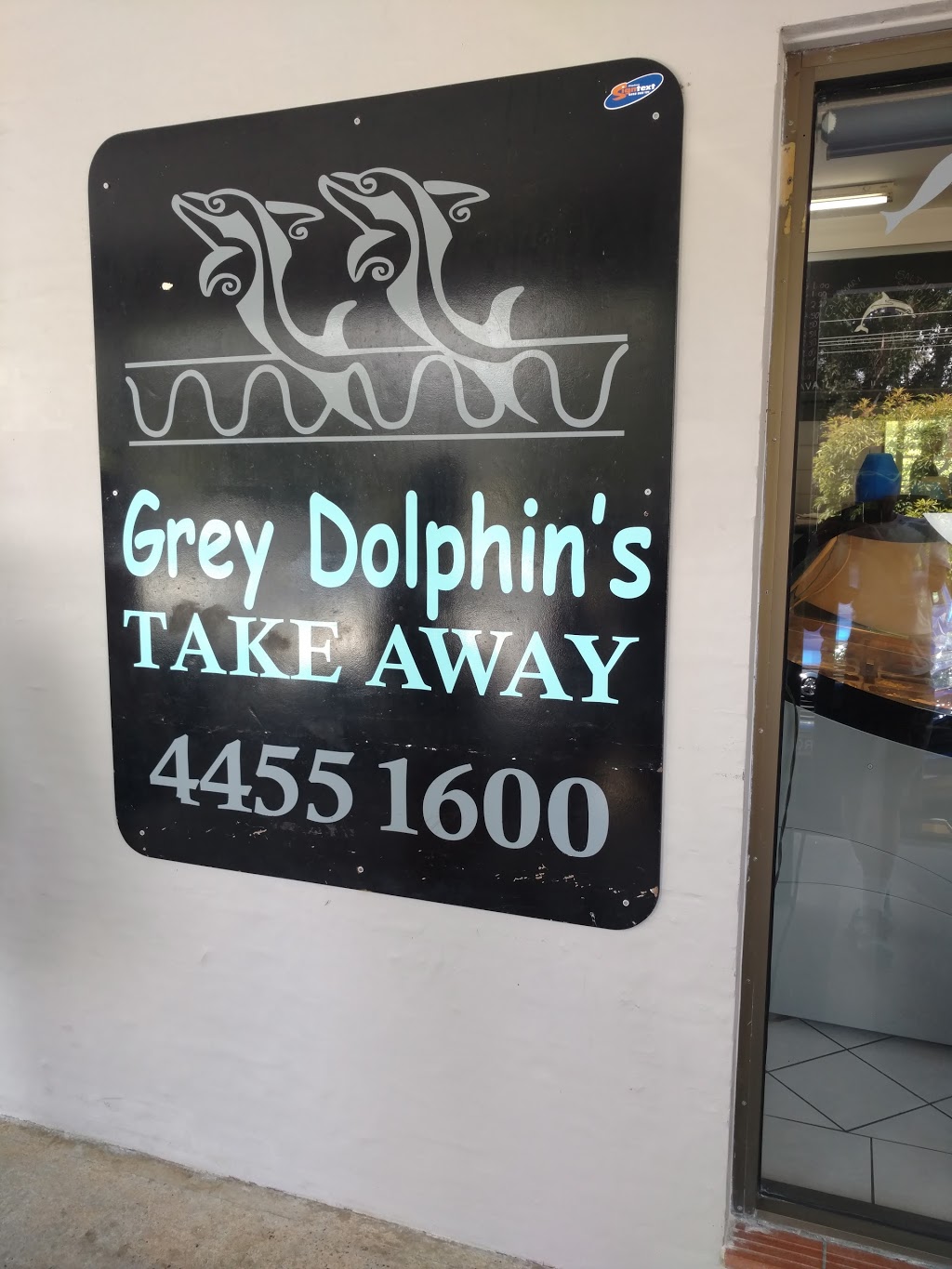 Grey Dolphins Takeaway | meal takeaway | 80 Tallwood Ave, Mollymook Beach NSW 2539, Australia | 0244551600 OR +61 2 4455 1600