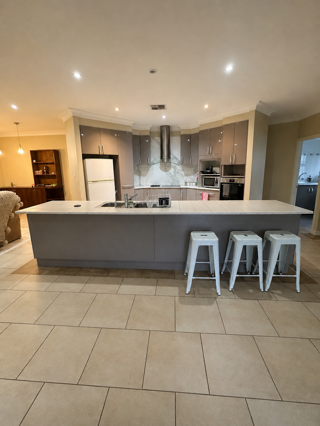 The Hillwood Manor | 15 Beths St, Old Erowal Bay NSW 2540, Australia | Phone: 0431 155 087