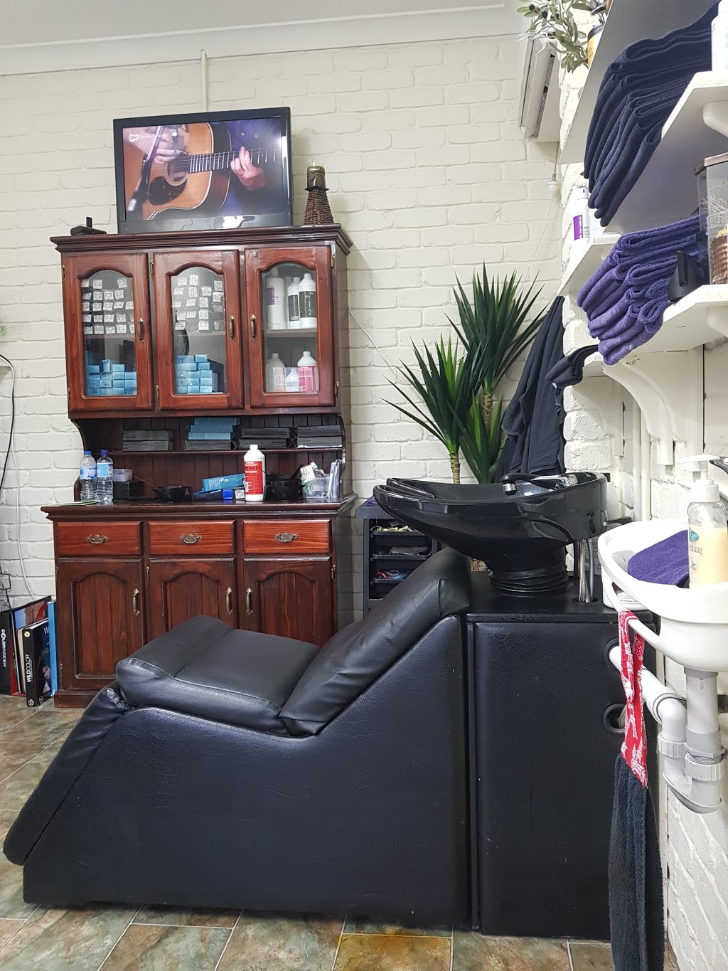 Nerida Nichols HAIRDRESSING | hair care | 20 Saville Ave, Lavington NSW 2641, Australia | 0260403107 OR +61 2 6040 3107