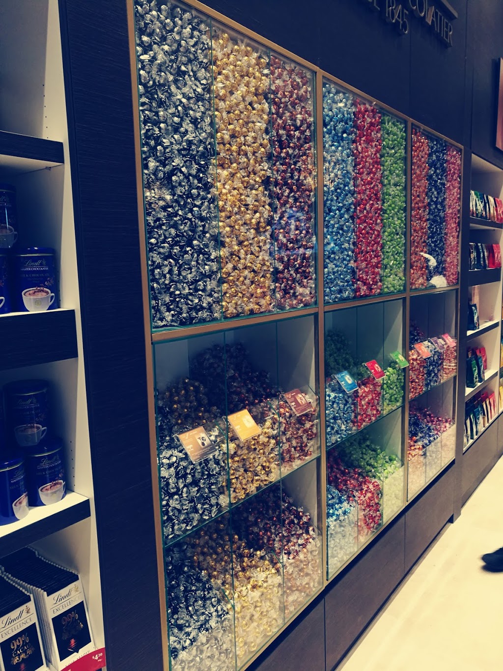 Lindt Chocolate Shop - DFO Perth | store | DFO Perth, 11 High St, Perth Airport WA 6105, Australia | 0861559169 OR +61 8 6155 9169