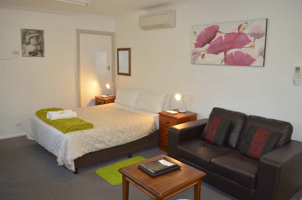 Alpine Park Riverside Cottages | 6706 Great Alpine Rd, Porepunkah VIC 3740, Australia | Phone: (03) 5756 2334