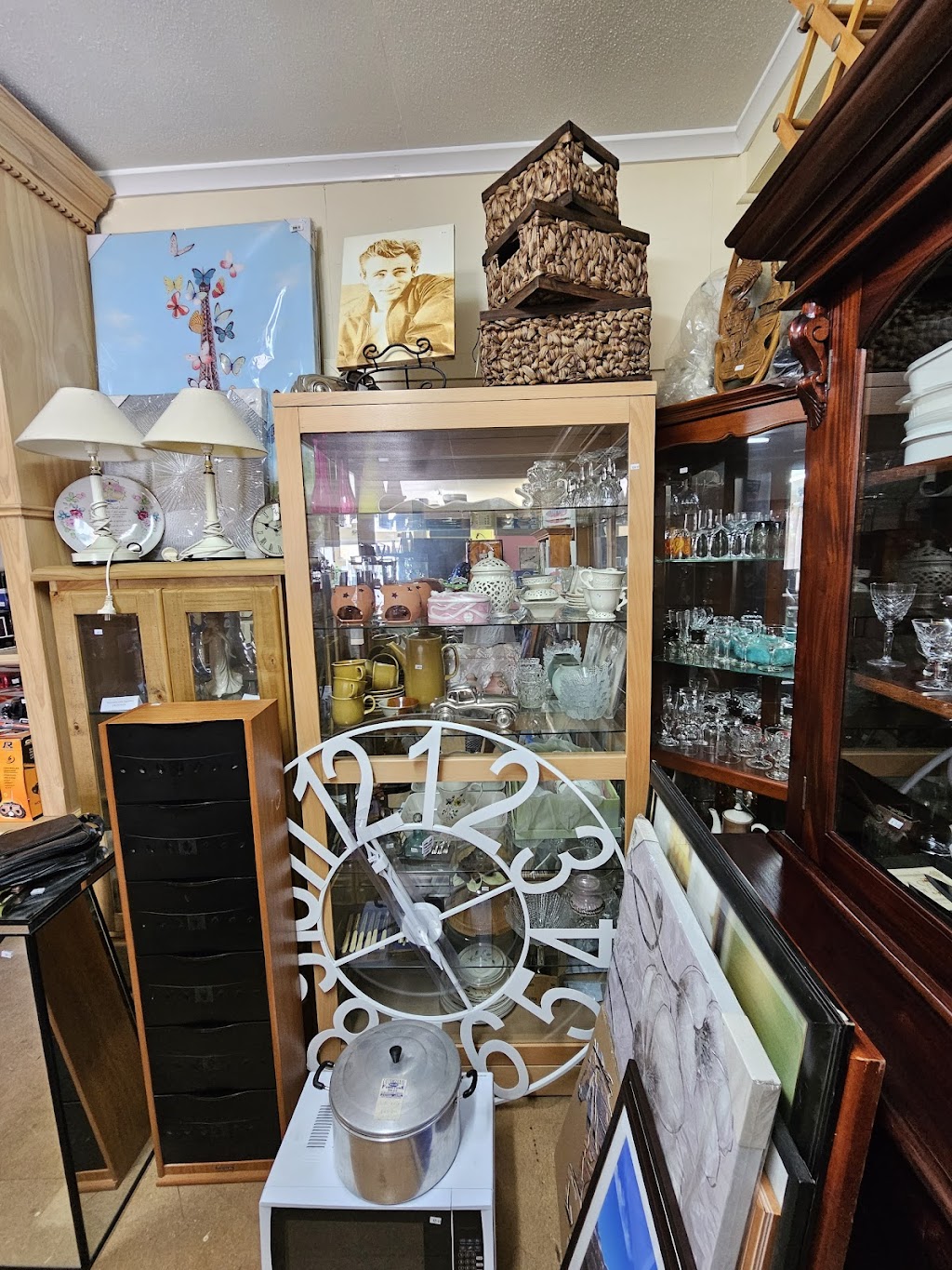 Fiveways New & Used Furniture Sales | 163 Jellicoe St, Newtown QLD 4350, Australia | Phone: (07) 4632 7069