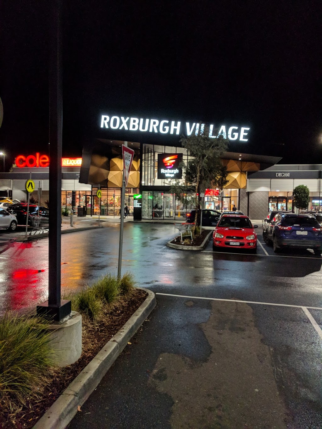 Roxburgh Village | shopping mall | 250 Somerton Rd, Roxburgh Park VIC 3064, Australia | 0393086811 OR +61 3 9308 6811