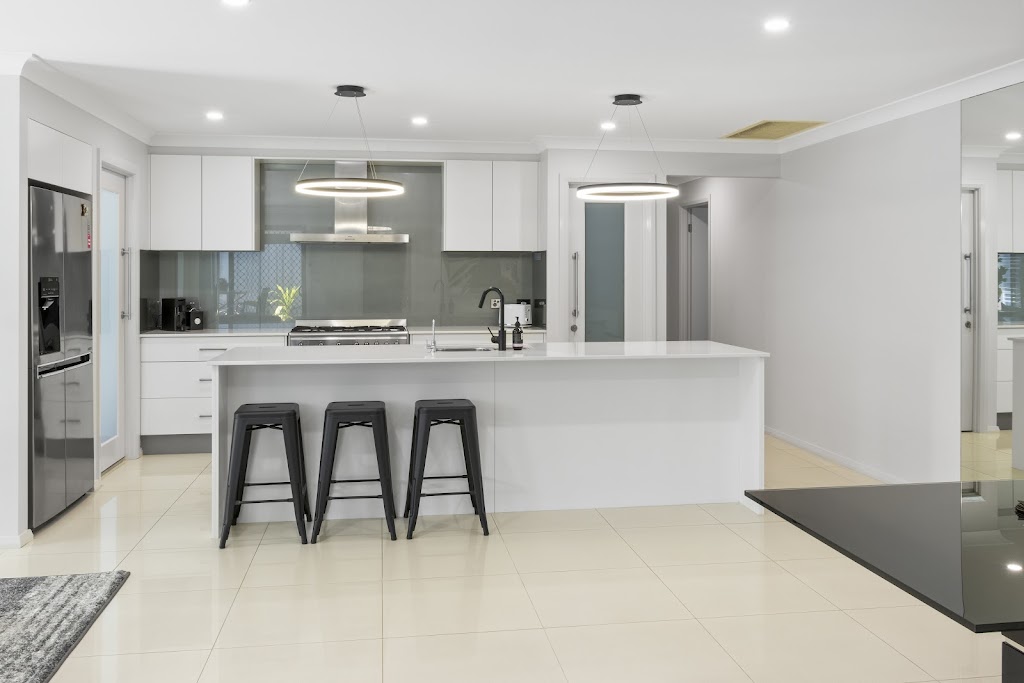 Rengor executive retreat at 5 Rengor Close | Rengor Cl, Belmont North NSW 2280, Australia | Phone: 0414 933 377