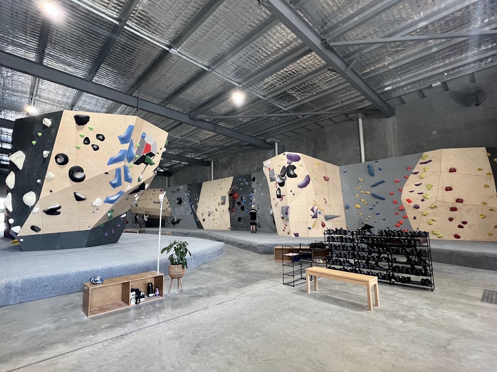 Dynomite Indoor Bouldering Gym Albion Park Rail | 114 Princes Hwy, Albion Park Rail NSW 2527, Australia | Phone: 0422 536 801