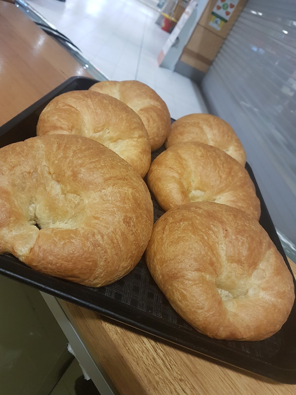 Bread World Bakery Cafe | bakery | 205 Greens Rd, Wyndham Vale VIC 3024, Australia | 0397317895 OR +61 3 9731 7895