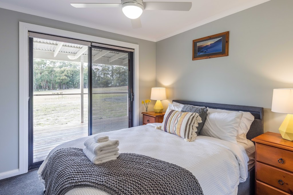 Paradise Valley Cottage and Lake in Spring Hill | 200 Paradise Valley Rd, Spring Hill VIC 3444, Australia | Phone: 0457 222 654