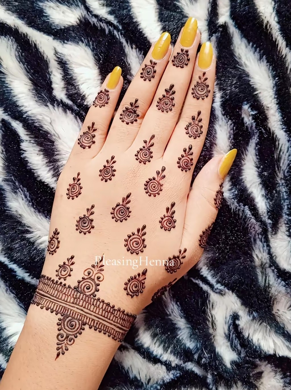 Henna By Dania | Mount Greville Wy, Park Ridge QLD 4125, Australia | Phone: 0401 350 110