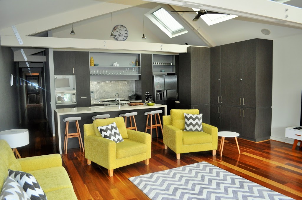 High Tide Apartment | 123A Great Ocean Rd, Apollo Bay VIC 3233, Australia | Phone: 0437 990 678