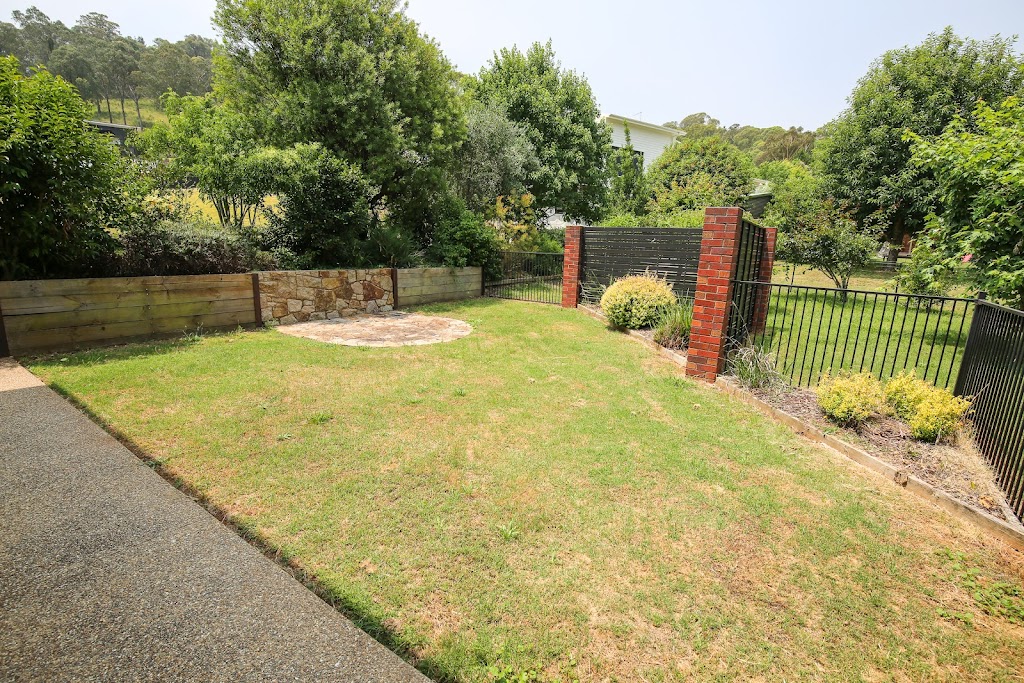Alpine Nest | 4 Blue Hills Rise, Bright VIC 3741, Australia | Phone: (03) 5759 2555